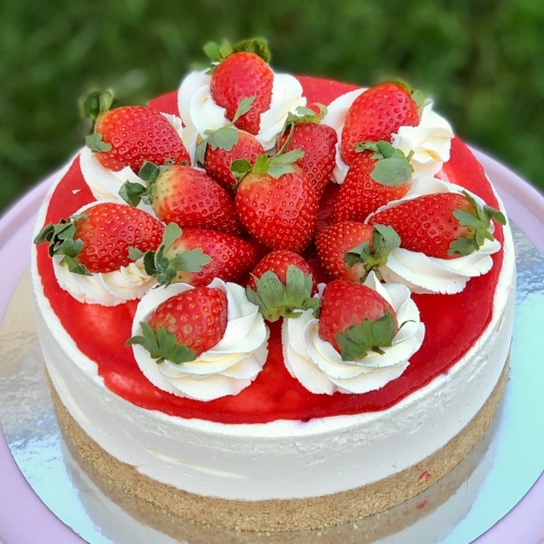 strawberry_and_cream_cheesecake.jpeg